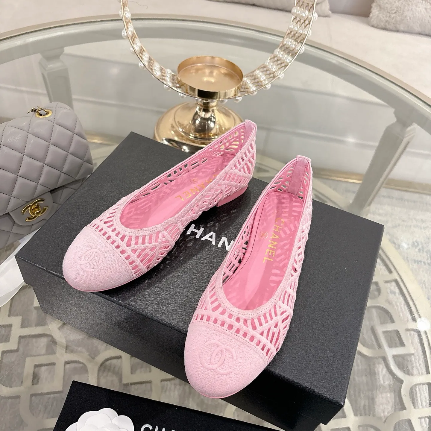 👟👟Ex-factory price 520👟👟 Chanel 25SS finally comes out with woven ballet shoes‼ ️ Shoes worthy of their own article, I have to say that they are finally waiting for you! So elegant and chill. Wear it in the summer to enjoy the breeze and walk on the street. Round square toe design. Cute and cute~ The appearance is super online. When you wear it, you will feel like a wealthy daughter. I thought it was good-looking. Only when I put it on my feet do I know how easy it is to wear~ Upper: Exclusive custom-made mesh (comfortable and breathable) Foot pad: Sheepskin Outsole: Genuine leather sole imported from Italy Size: 35-39 (customized at 40.41.42)